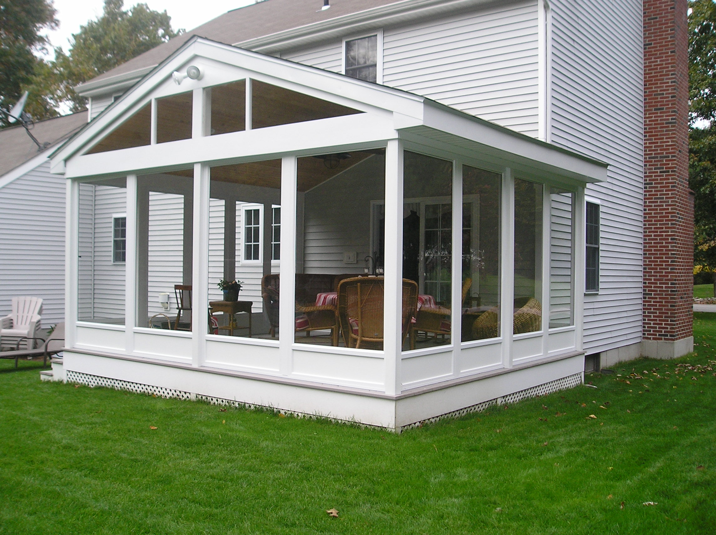 Enjoy a Screen Porch year round with Harvey BP Enclosure System. | Allen Remodeling