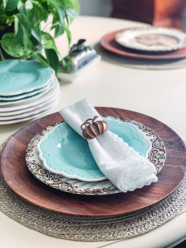 Fall Tablescape in Minutes: Easy & Impressive - White Lilac Farmhouse