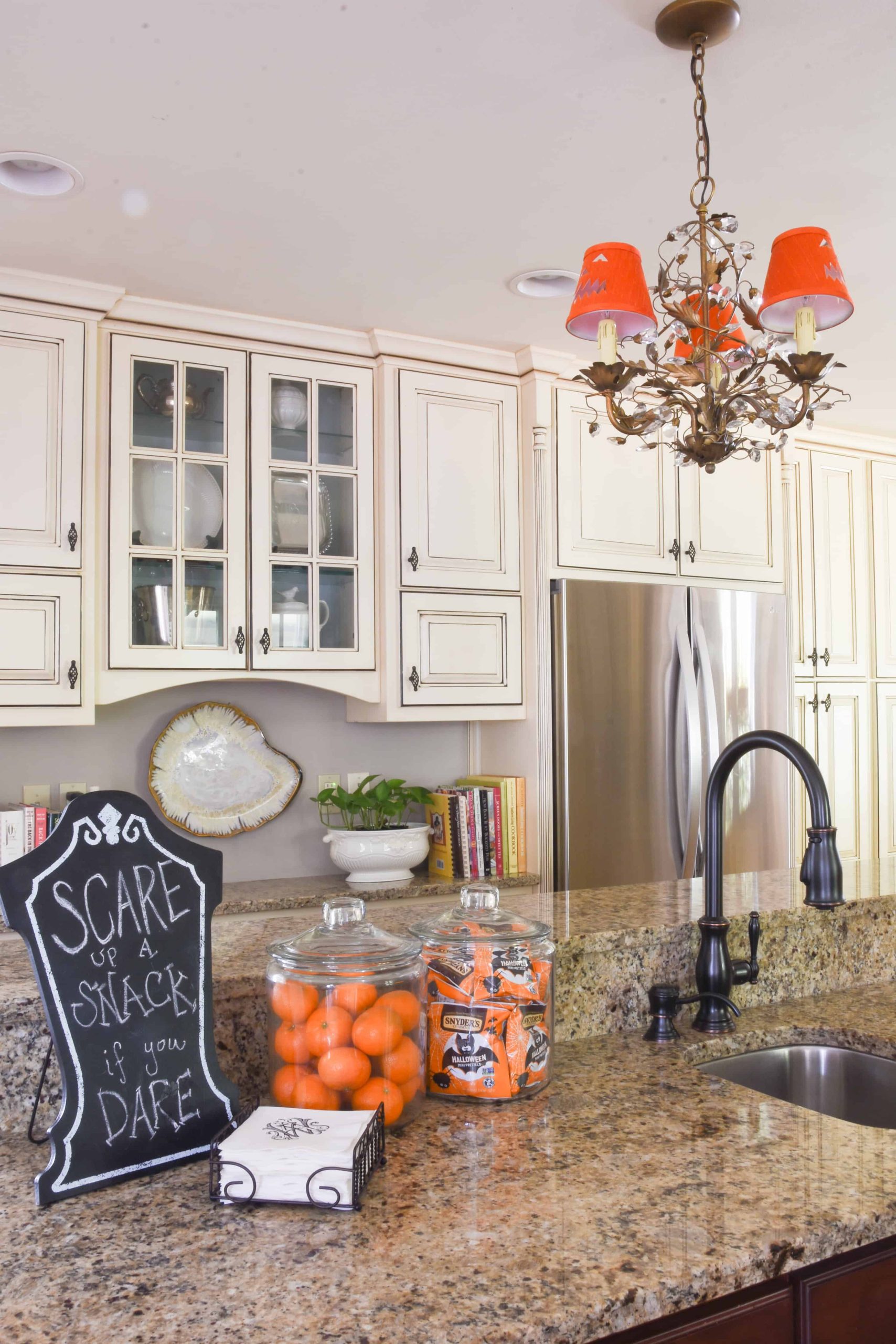 Haunted Halloween Home Tour 2018 {Kitchen} – Dixie Delights