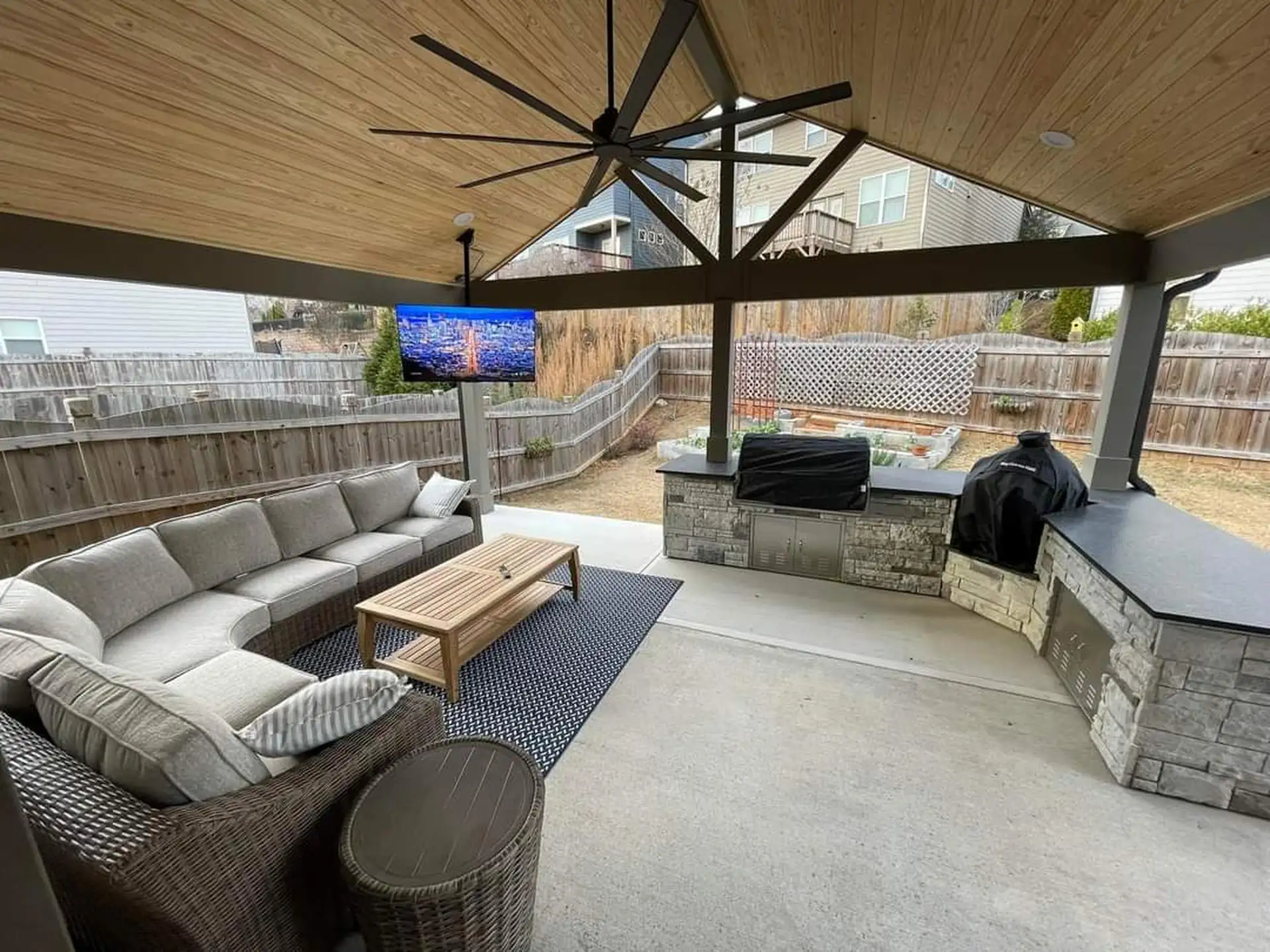 Outdoor Rooms vs Basic Decks: What Homeowners Invest In