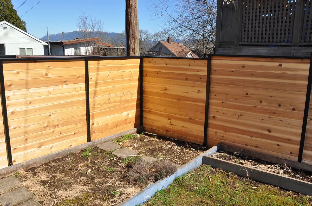 Privacy Fence Designs: The Allure of an Aluminum and Wood Privacy Fence - Dek Rail