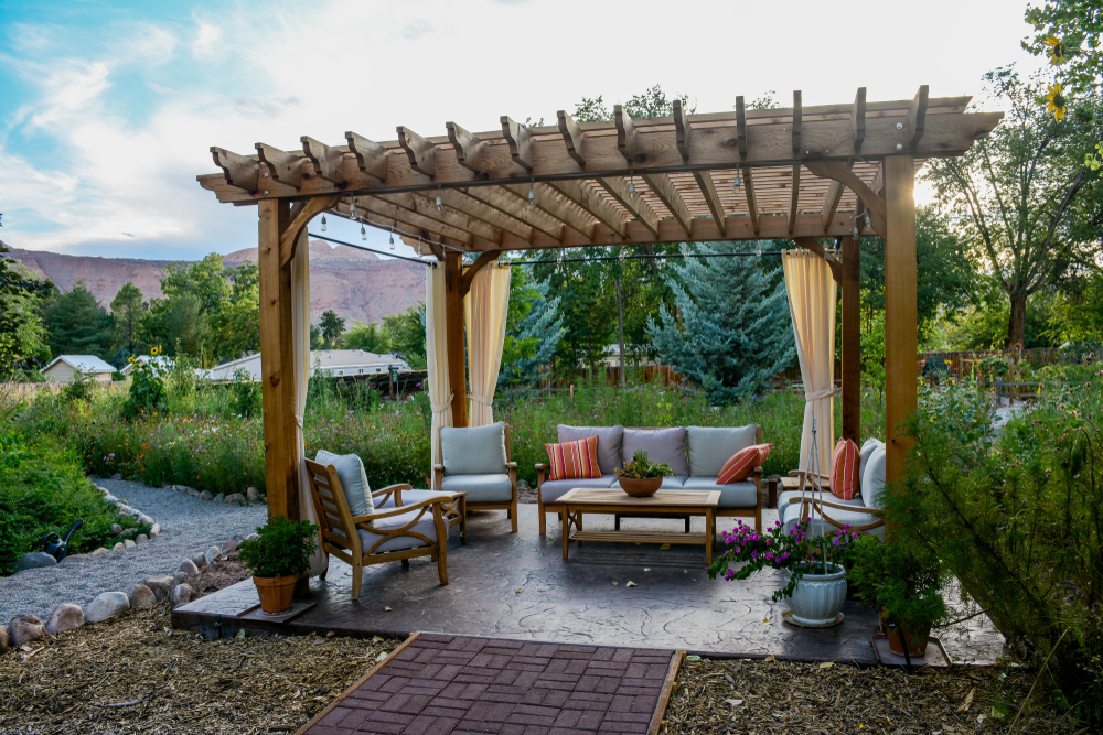 What Are the Benefits of Using Pergolas as Deck Coverings?