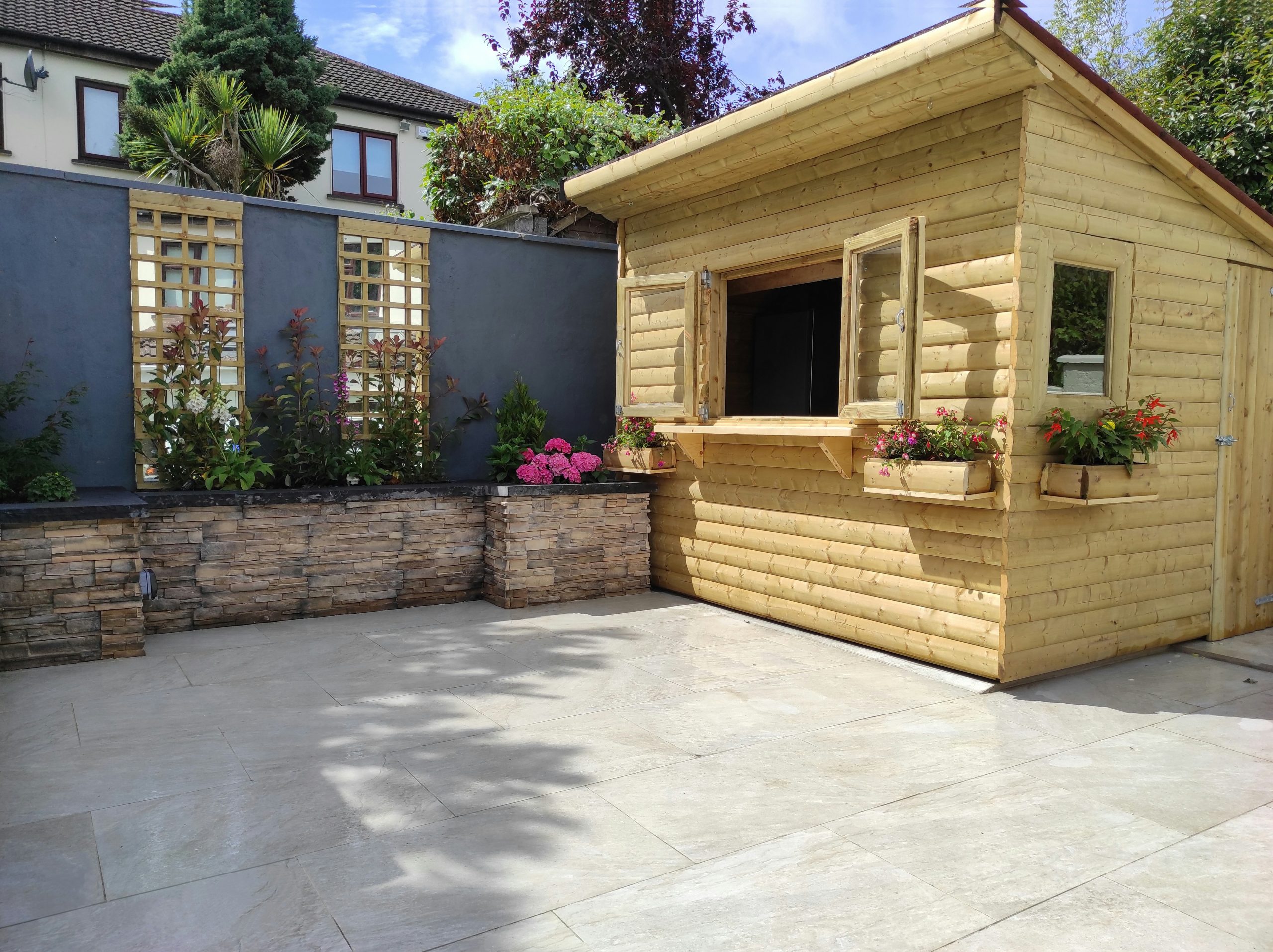 Woodhouse in a back garden, shelter.