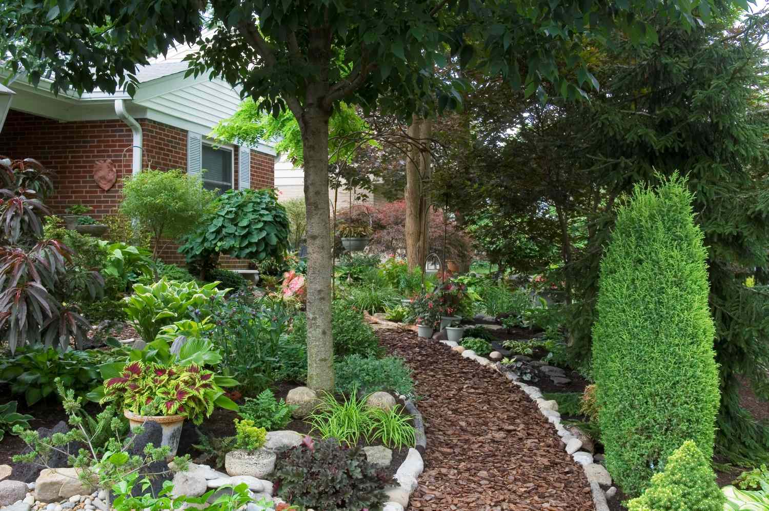 10 Budget-Friendly Garden Path Ideas You Can DIY