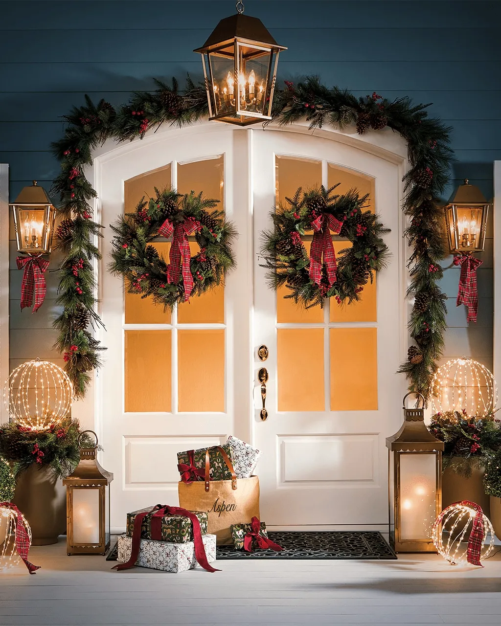 10 Front Doors Styled with Outdoor Christmas Decorations