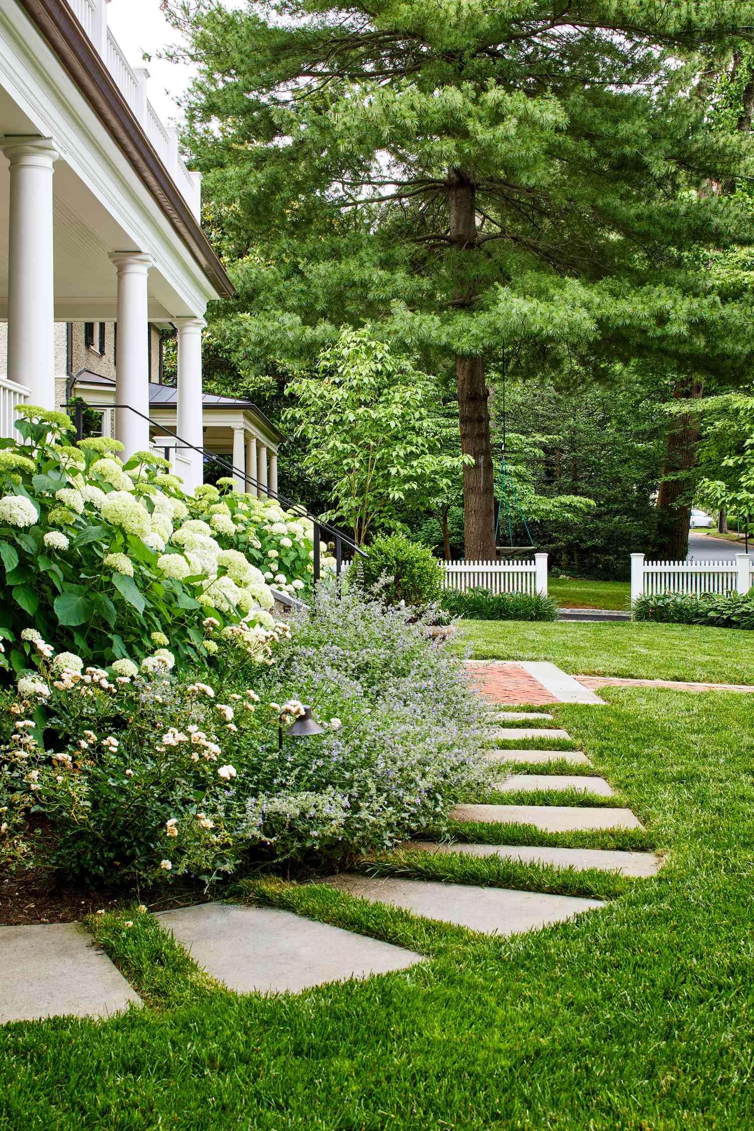 10 Low-Maintenance Front Yard Landscaping Ideas