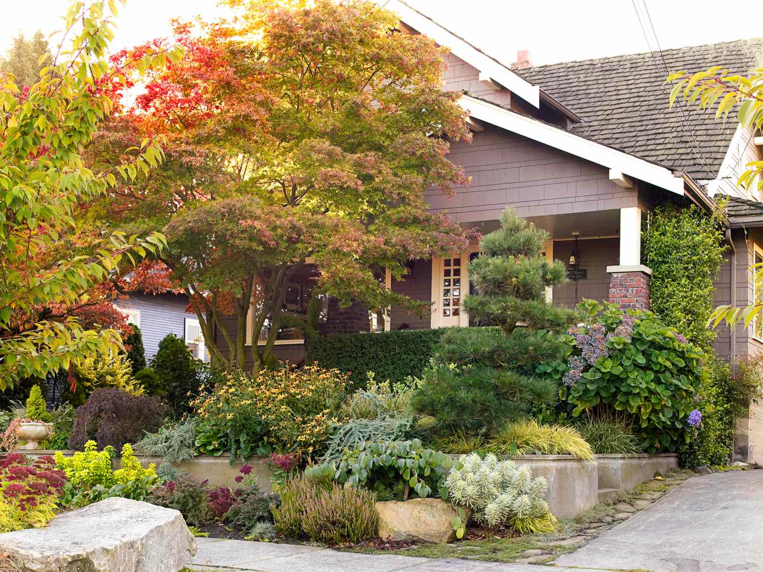 16 Colorful Front Yard Flower Bed Ideas