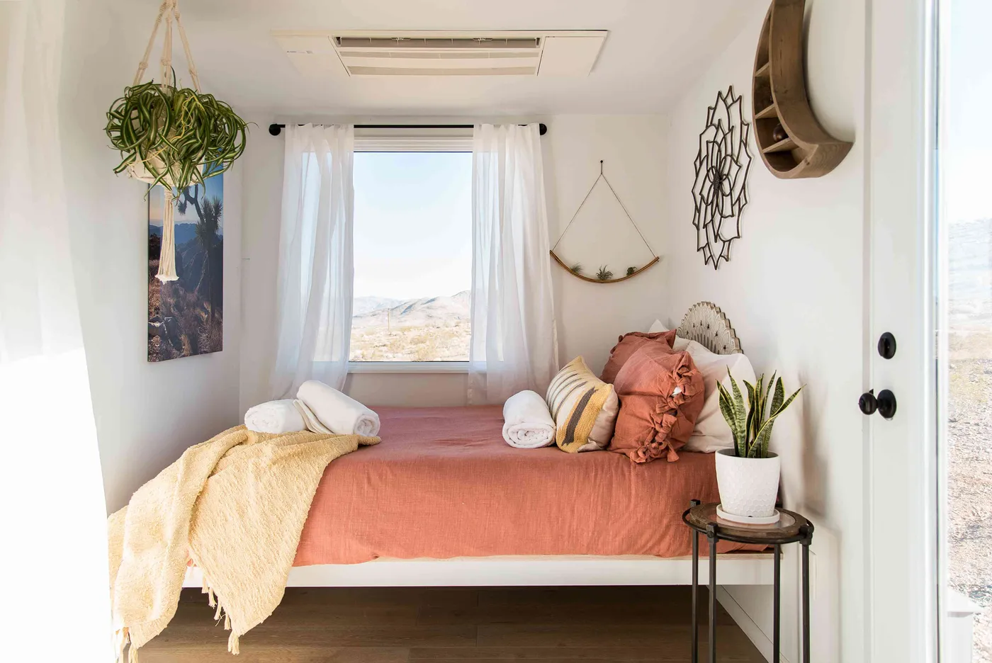 22 Small Guest Bedroom Ideas to Maximize Your Space