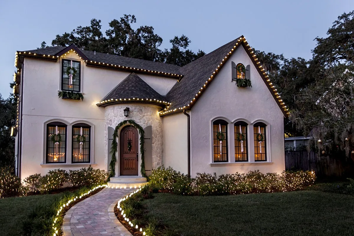 5 Outdoor Christmas Light Ideas That Are Stylish and Low-Lift