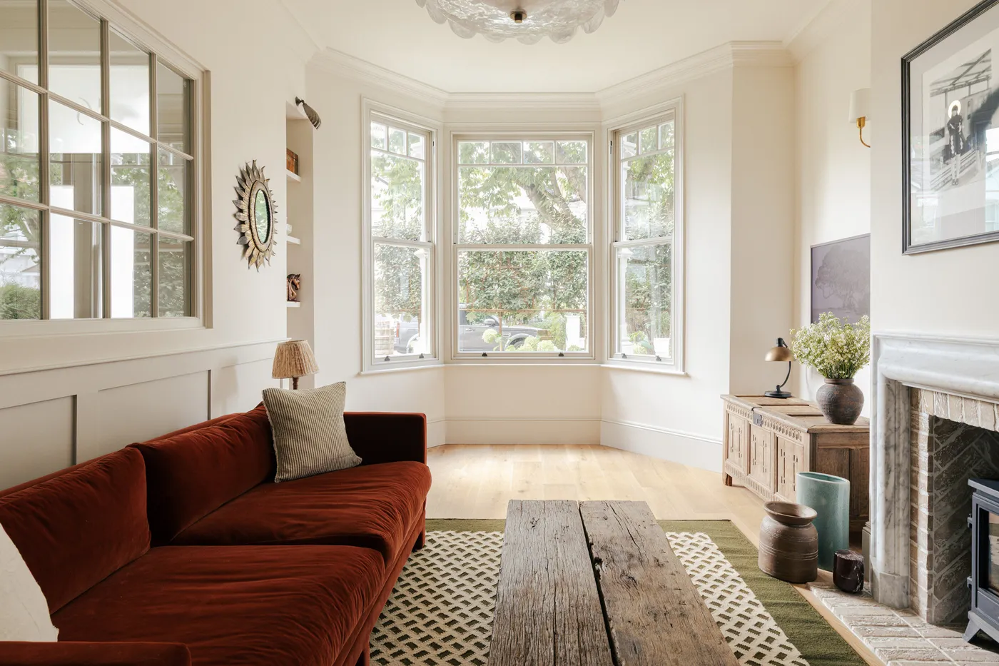 75 Most Popular 75 Beautiful Living Room with a Brick Fireplace Surround Ideas and Designs Design Ideas for October 2026 | Houzz IE