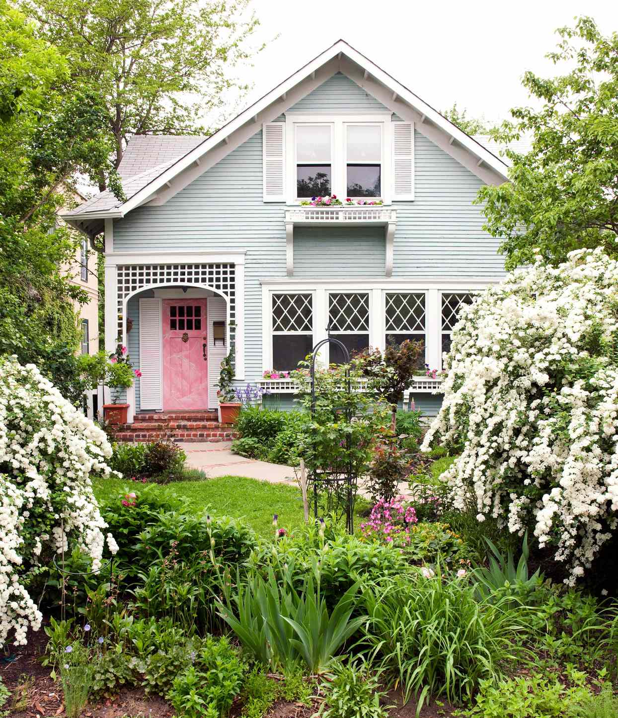 8 Small Front Yard Landscaping Ideas for Charm and Curb Appeal