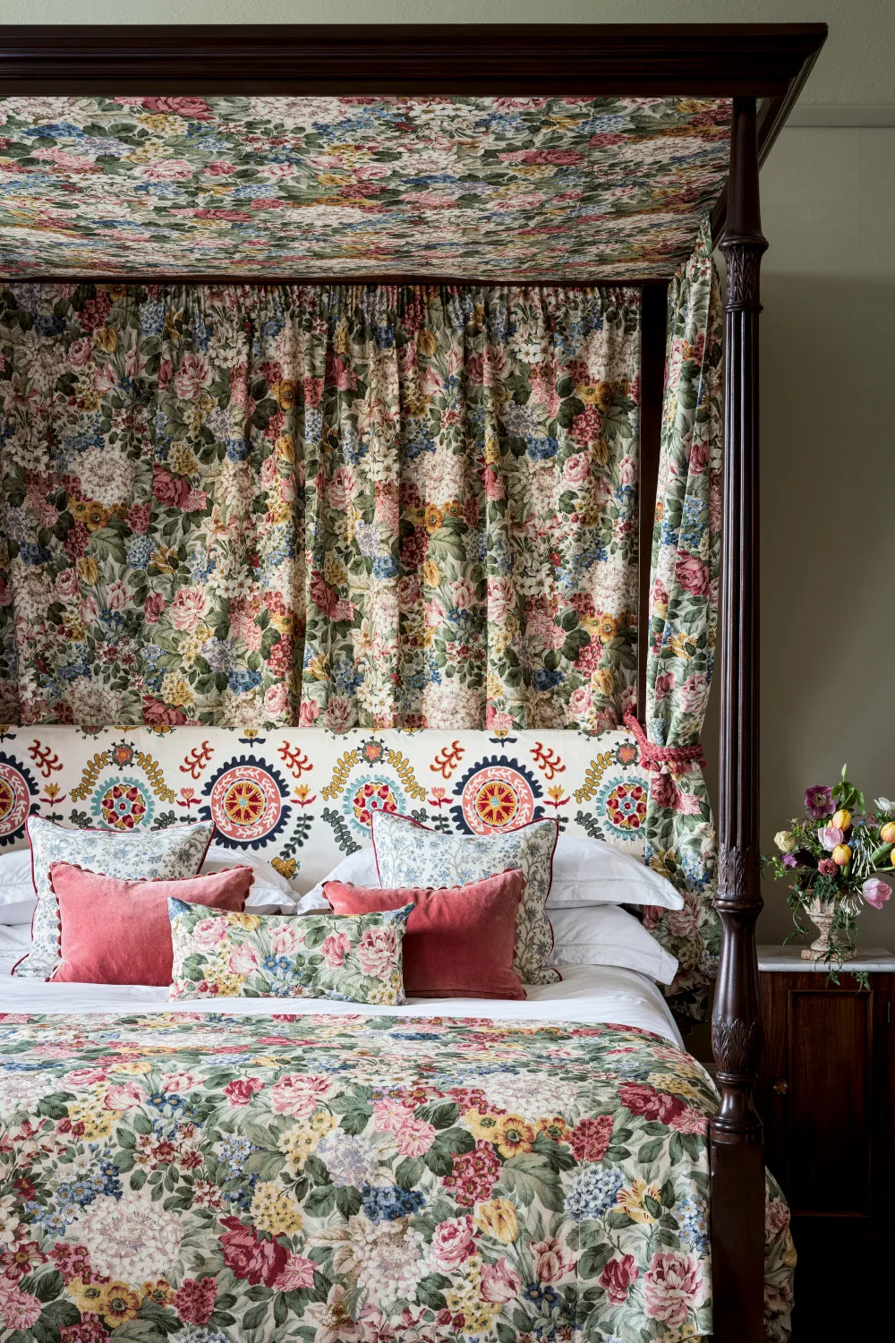 An Expert's Guide To Canopy Beds - Interiors