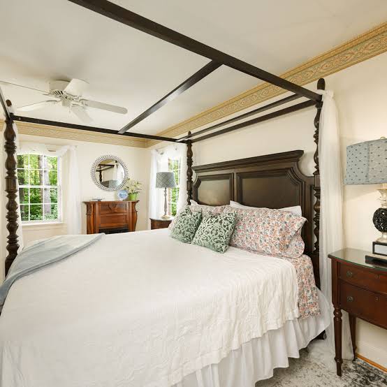 Azalea Suite – King Suite for Up to 4 | Colonial Gardens