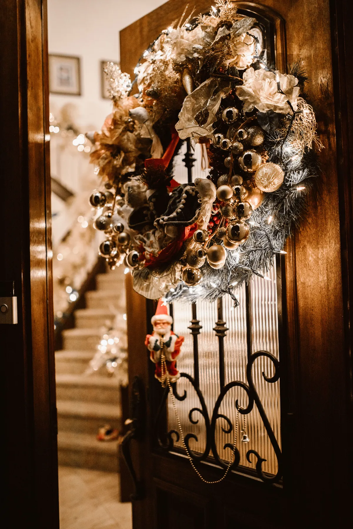 Cozy entrance decorated with a lush Christmas wreath, inviting and festive.
