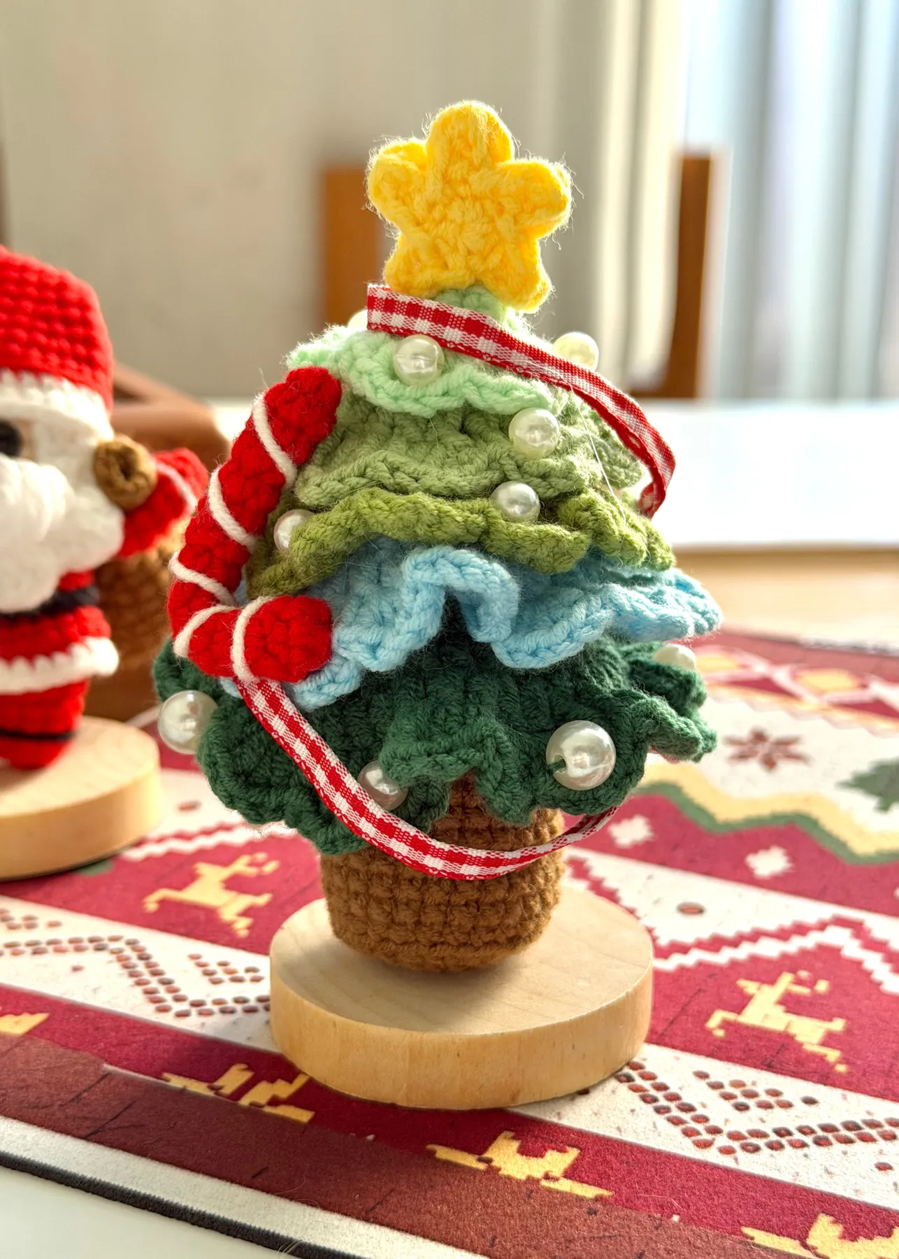 Crochet Santa & Christmas Tree – Handmade Christmas Decor, Amigurumi Holiday Ornament, Desk Decor with Wooden Base – Pit a Pat