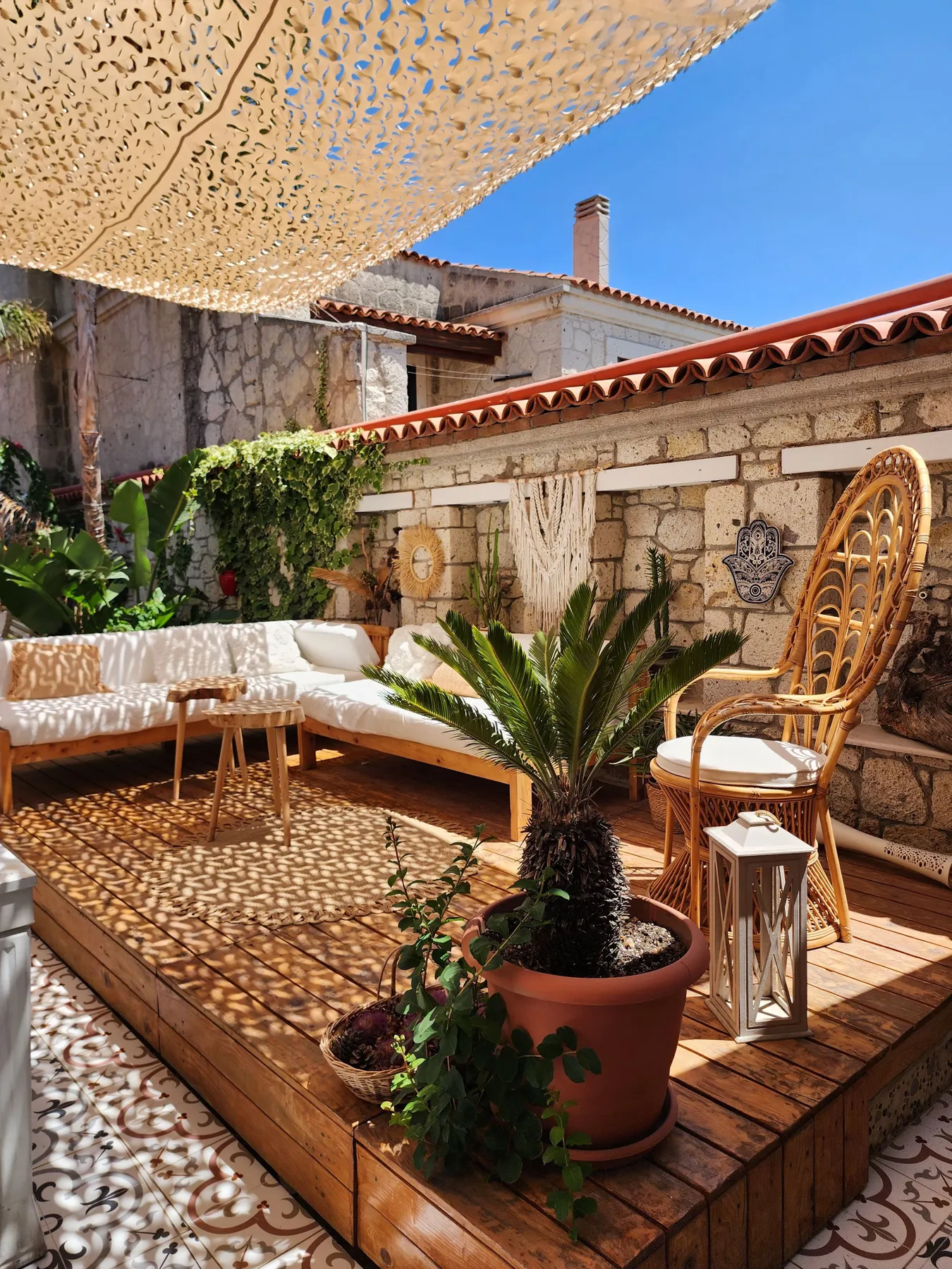 Elegant outdoor patio in İzmir, Türkiye, with cozy seating and natural decor.