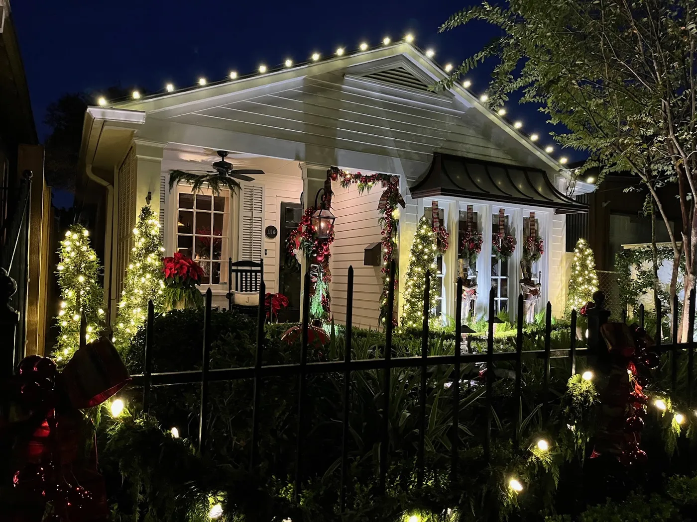 The Uptown Acorn: It's Looking A Lot Like Christmas {Acorn Cottage @ Night}