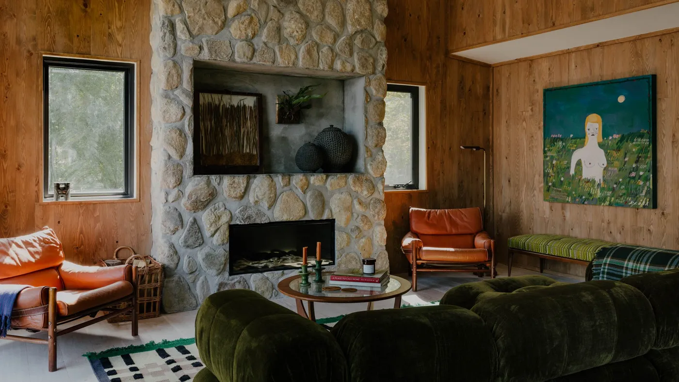 This Hudson River Escape Brings Wood Paneling Into the 21st Century | Architectural Digest